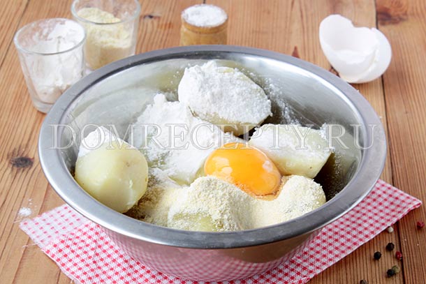 Смешиваем картофель с яйцом и двумя видами муки