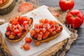 Брускетта с помидорами